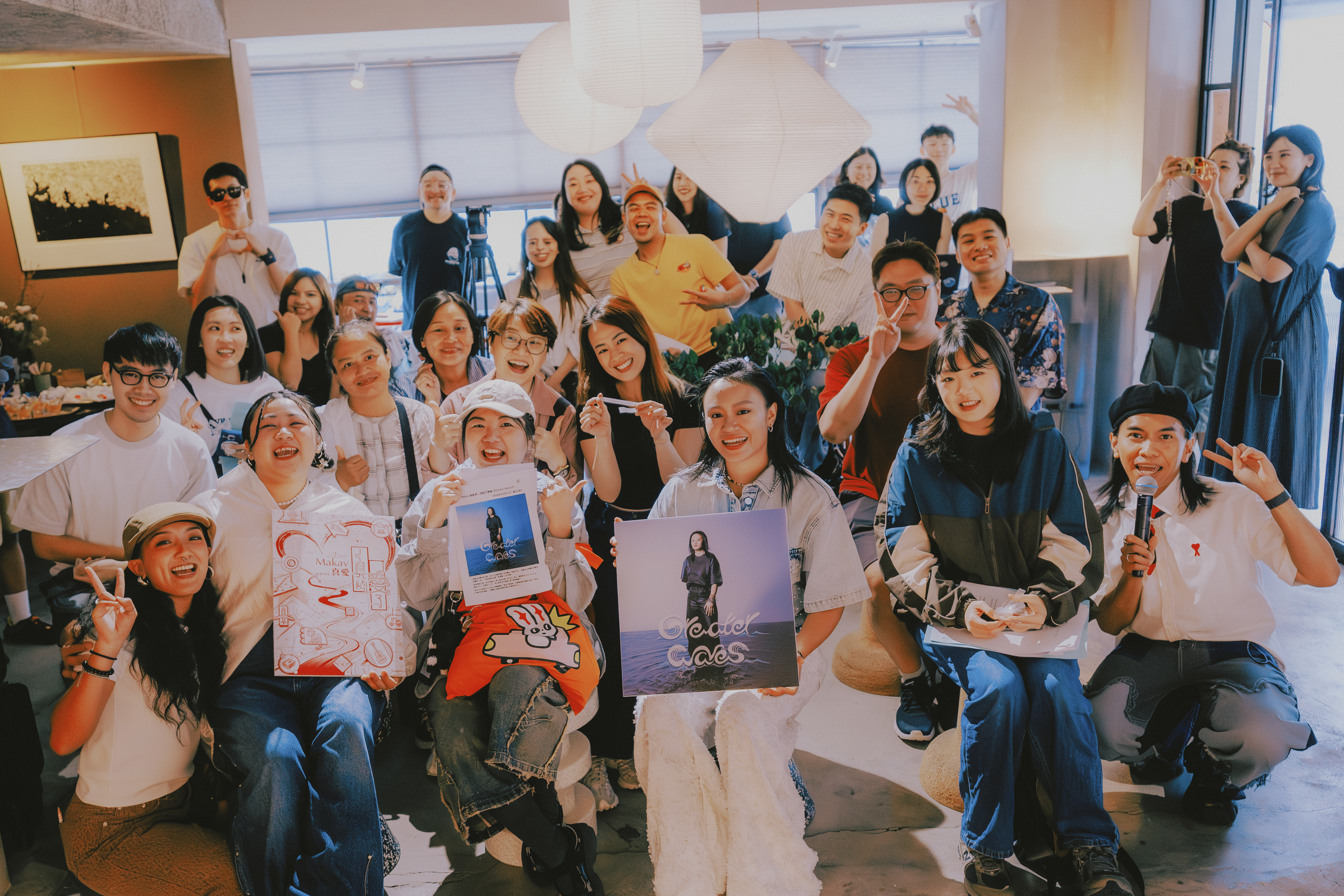Makav held a listening party for her second album "Greater Waves" yesterday (August 31) at the retro-chic bar-restaurant Miaodong Shisi
