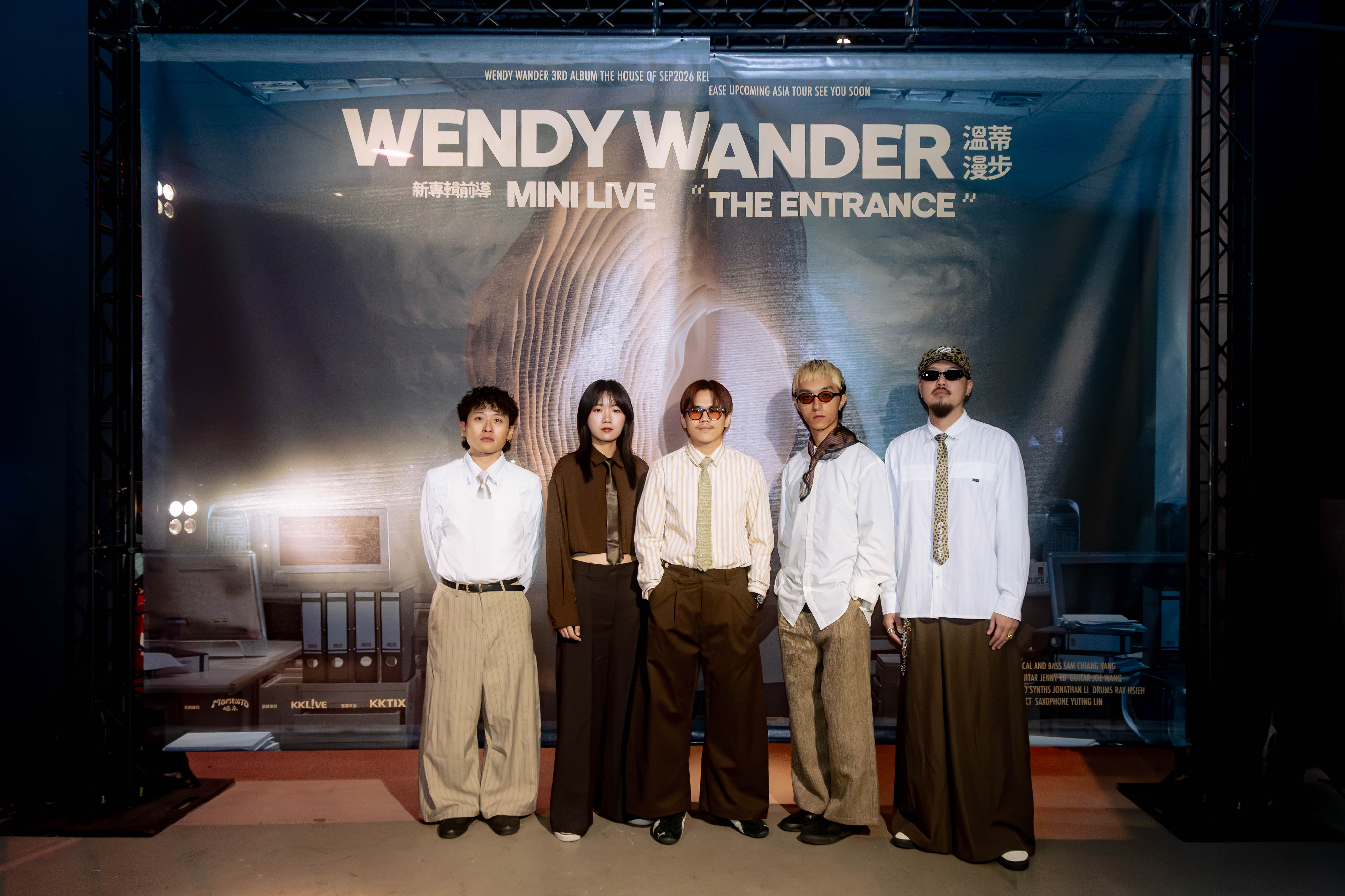 The visuals for Wendy Wander's new album and mini LIVE were both created by Aaron Nieh, the key visual designer for Taiwan's "Three Golds" awards ceremonies