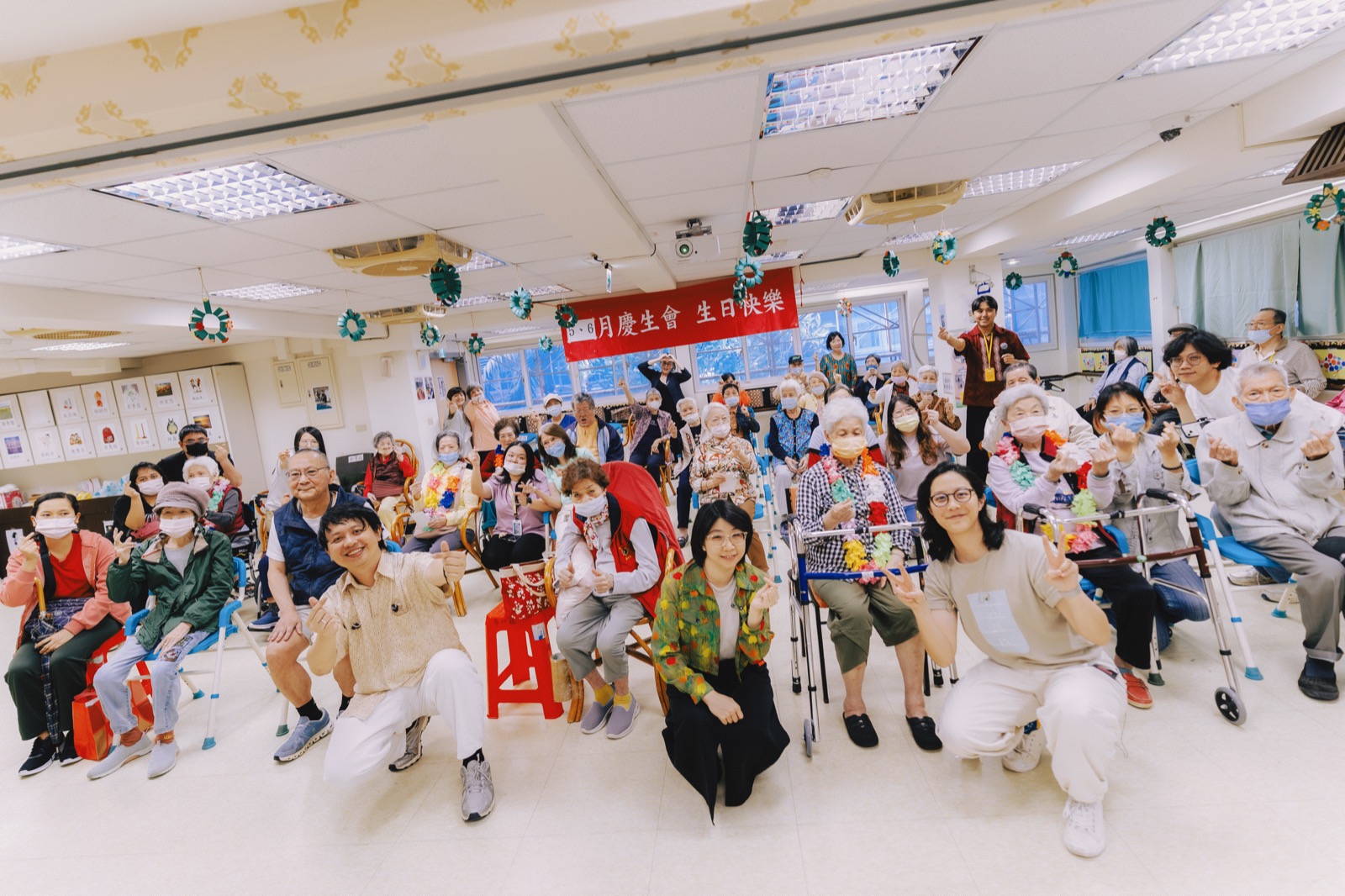 Huan Huan's full-house group photo at the Zhongshan day-care centre, Taipei